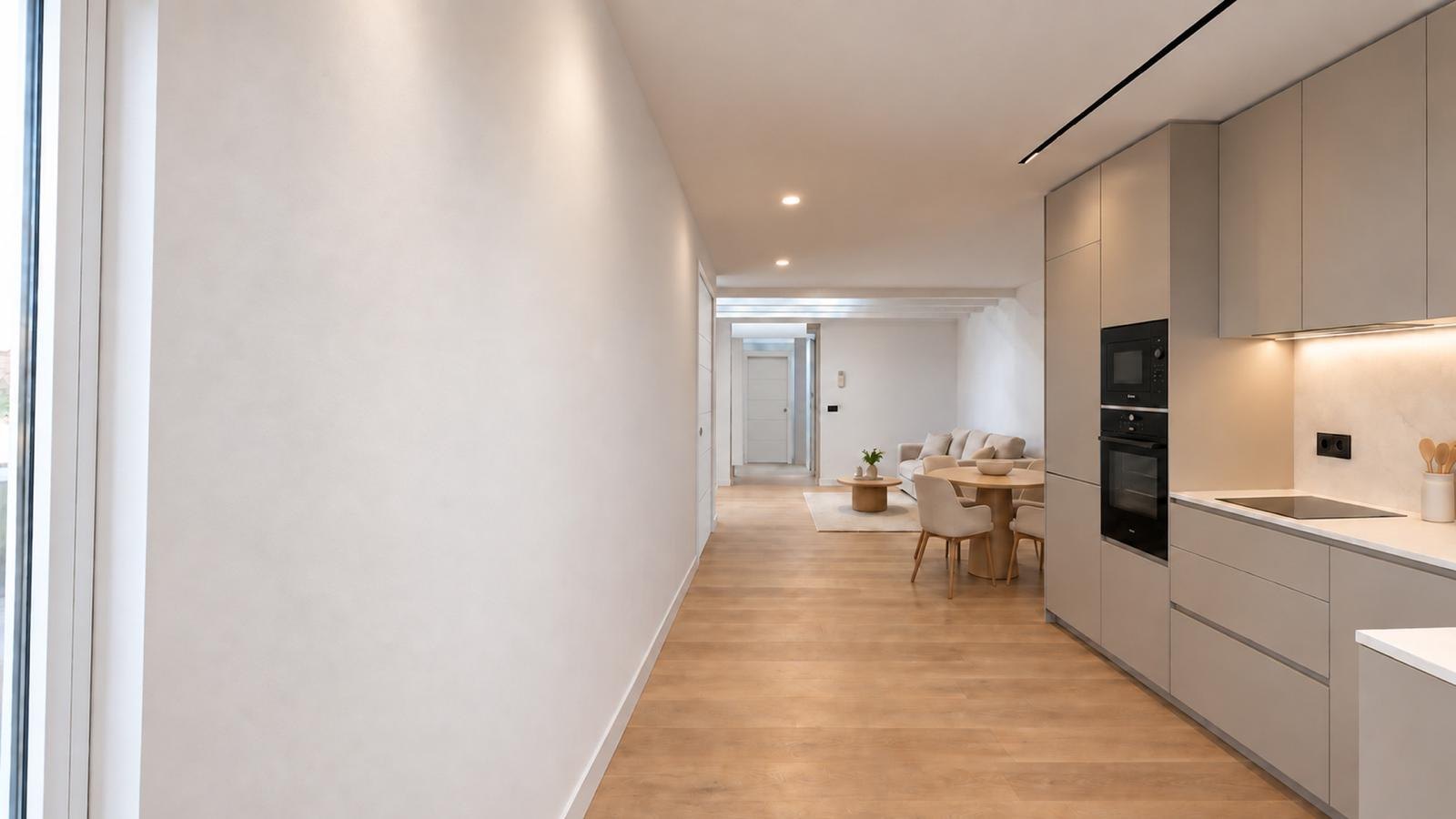 Imagen virtual de la zona de día a lo largo, con la cocina a la derecha y el salón al fondo