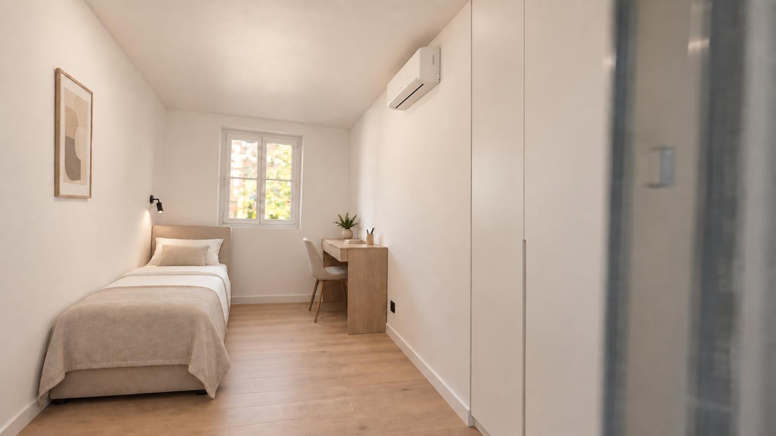 Imagen virtual del segundo dormitorio con cama individual y escritorio bajo la ventana