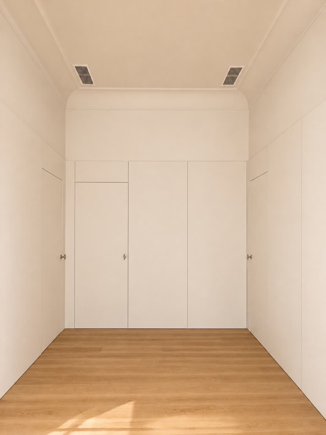 Dormitorio con armarios empotrados a medida y aire acondicionado por conductos