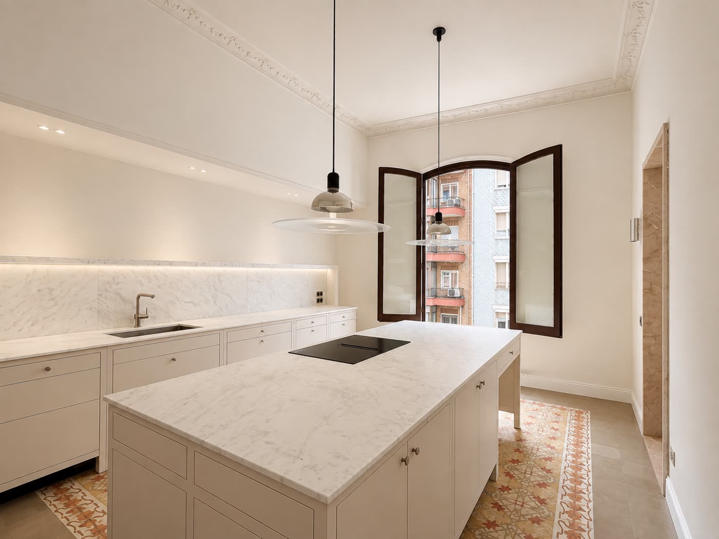 La cocina completa, con la ventana en arco de madera y el suelo de mosaico hidráulico original